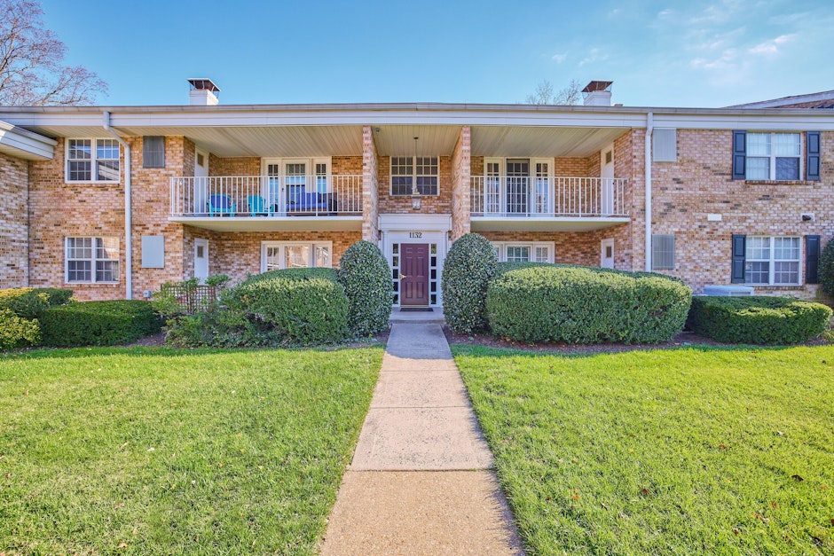 1132 S Washington St Unit 202, Falls Church, VA 22046, Presented by